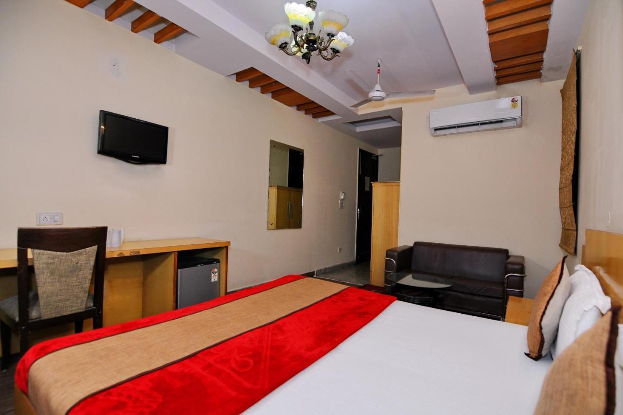 Hotel Tjs Grand Делі Екстер'єр фото