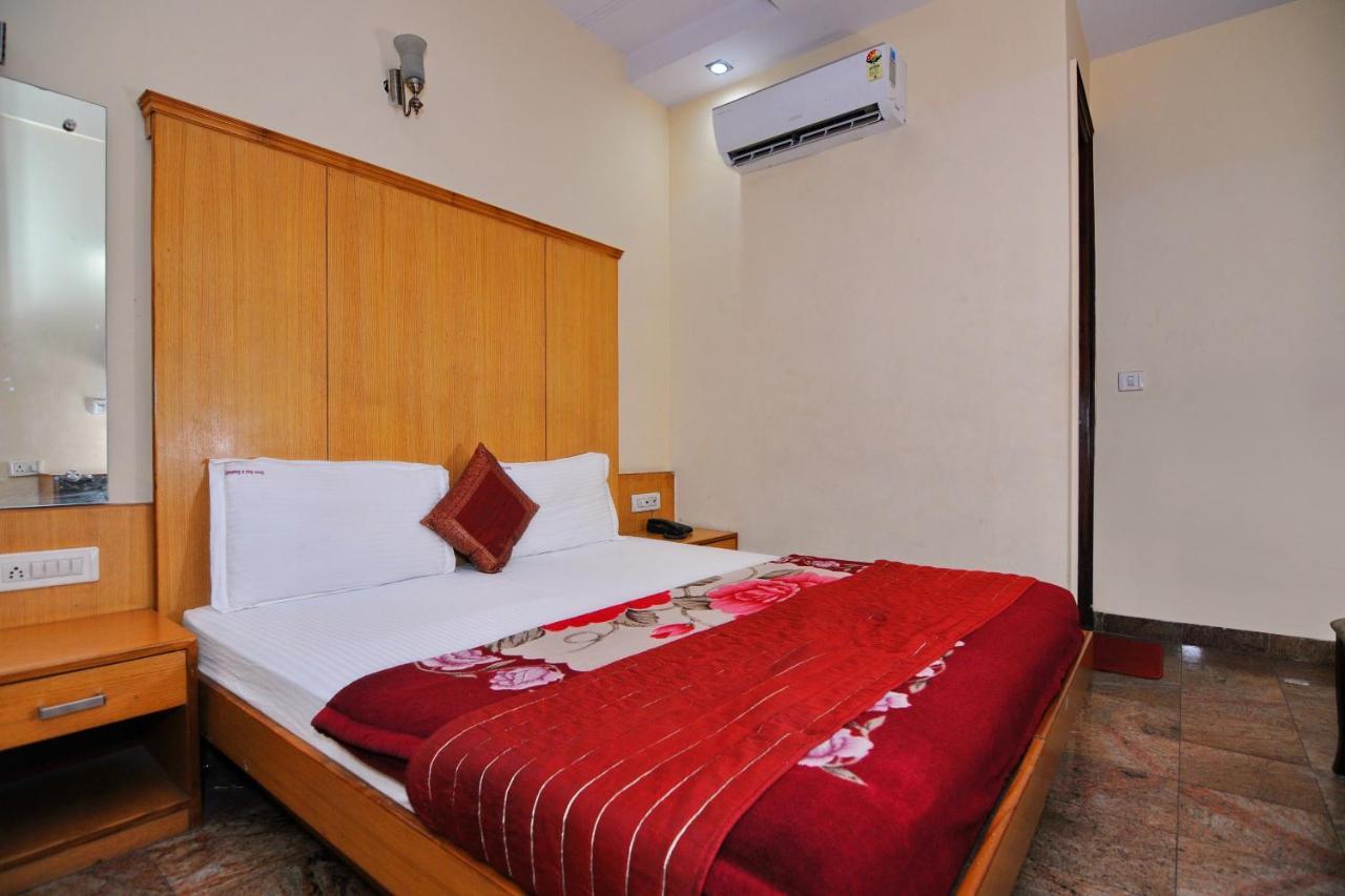 Hotel Tjs Grand Делі Екстер'єр фото