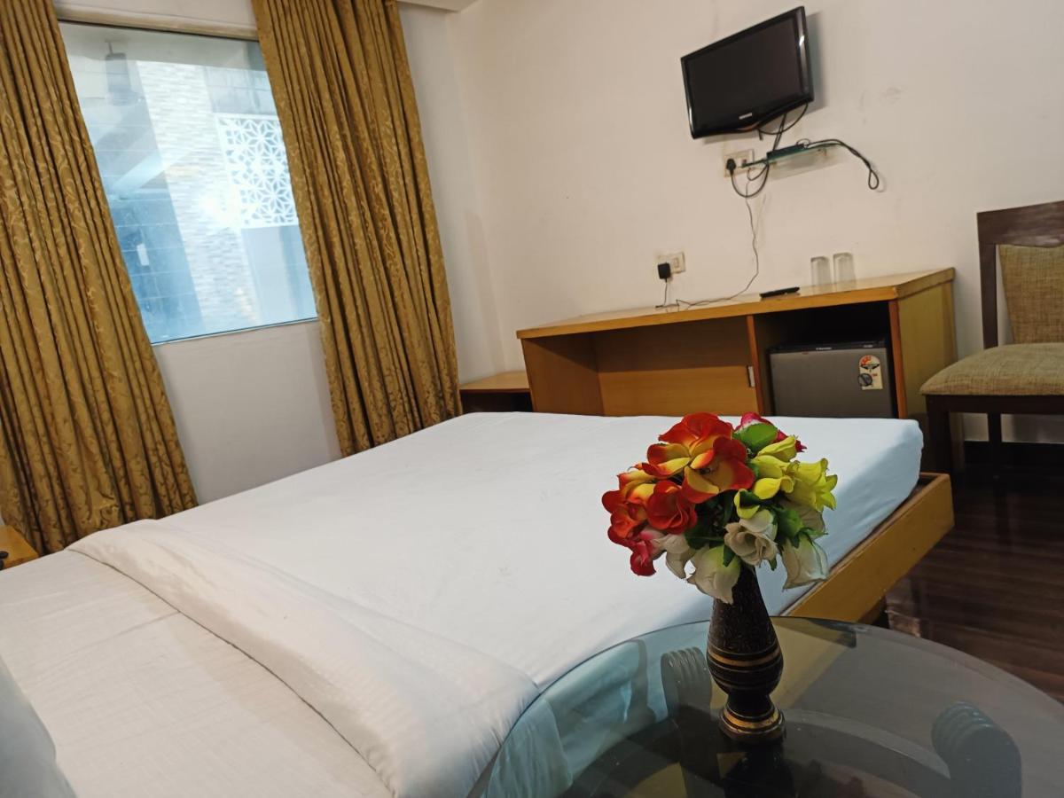 Hotel Tjs Grand Делі Екстер'єр фото