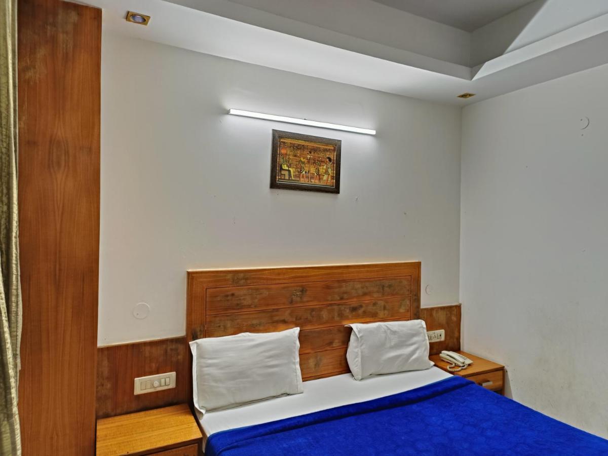 Hotel Tjs Grand Делі Екстер'єр фото