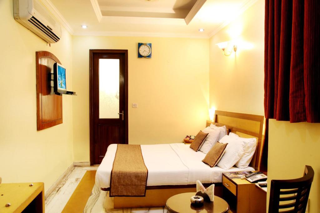 Hotel Tjs Grand Делі Номер фото