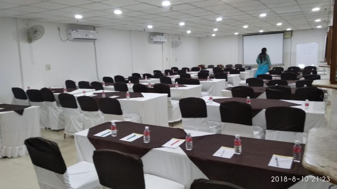 Hotel Tjs Grand Делі Екстер'єр фото